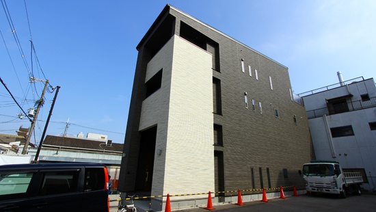 鉄骨三階建て