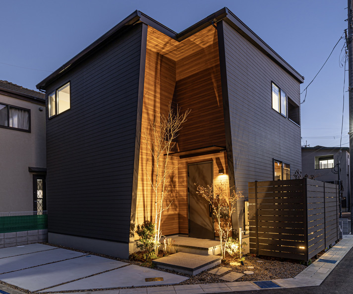 【宝塚市】ヴィンテージ・モダンな休息地。下げ天井が彩る開放感の家